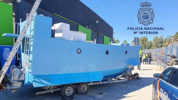 В Испании 22 тонны наркотиков перевозили на самодельной подводной лодке