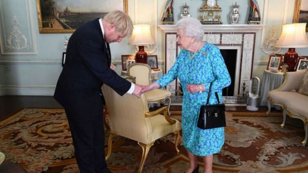 Елизавете II придется делить самолет с премьер-министром Британии