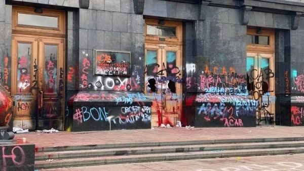 Стало известно, сколько стоила очистка стен ОП после митинга сторонников Стерненко