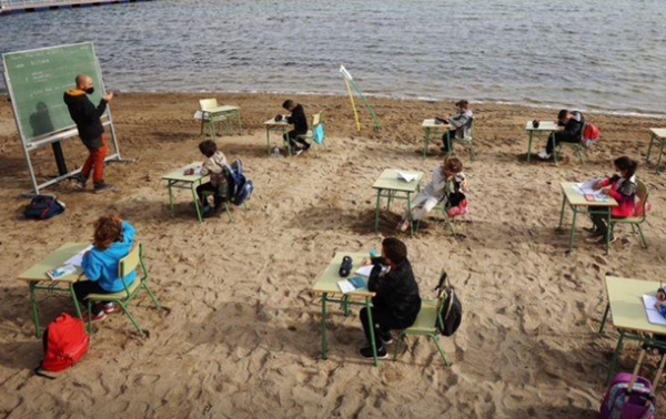 Одна из школ в Испании проводит уроки на пляже