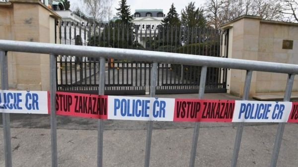 Занимают целый парк: Прага намерена уменьшить территорию посольства России