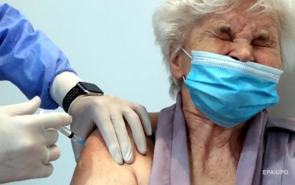В Украине начали вакцинировать граждан старше 65 лет