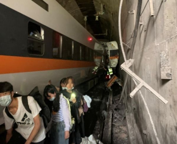 На Тайване поезд сошел с рельсов и протаранил стену: десятки погибших