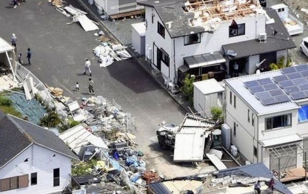 В Японии торнадо переворачивал автомобили и сносил крыши домов