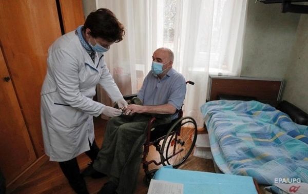 В Украине привили от COVID-19 более 300 тысяч пенсионеров