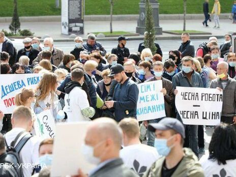 "Требуем поднять стоимость проезда до 25 грн". Под Киевсоветом проходит митинг транспортников