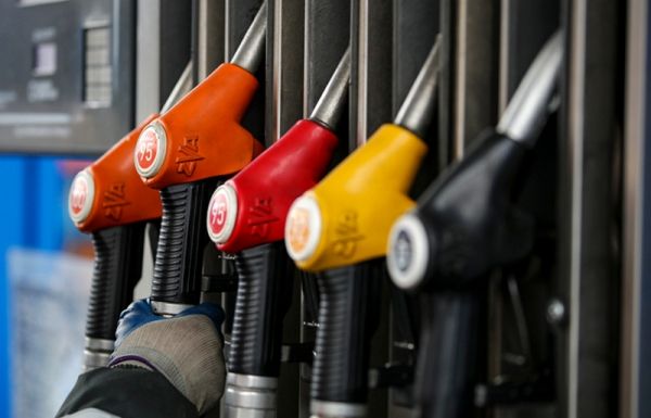 Украинские АЗС снизят стоимость бензина: названа максимальная цена
