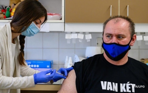 В ЕС первая страна вакцинировала более 50% населения