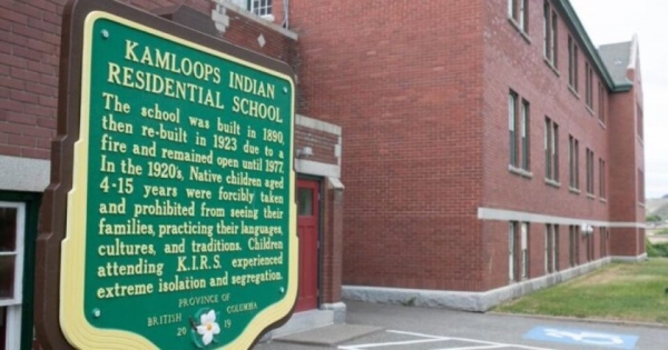 В заброшенной канадской школе обнаружили останки 215 детей