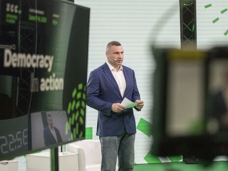 Кличко выступил на антикоррупционной конференции, в которой участвовал Зеленский. Мэр Киева приехал туда на велосипеде
