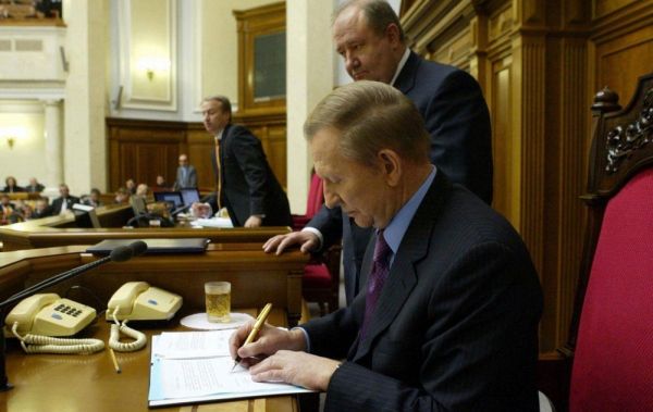 Как менялась Конституция Украины и почему ее опять хотят изменить