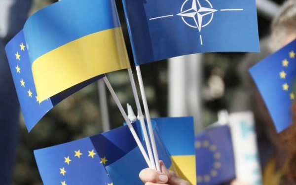 Зеленский ввел в действие курс на вступление Украины в ЕС и НАТО