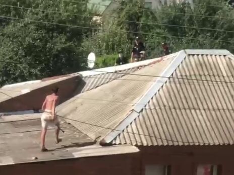 В Харькове при попытке снять с крыши мужчину пострадали двое полицейских