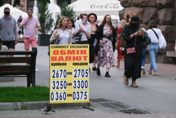 Украинцы стали избавляться от валюты. Как это скажется на курсе доллара 