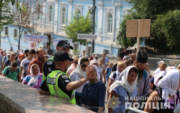 "Зачем маски? Все с крестом, защита есть". На крестный ход в Киеве собралось более 20 тыс. людей, почти все они без масок