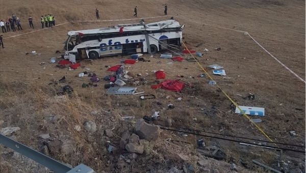 В Турции автобус слетел в кювет и перевернулся: много погибших