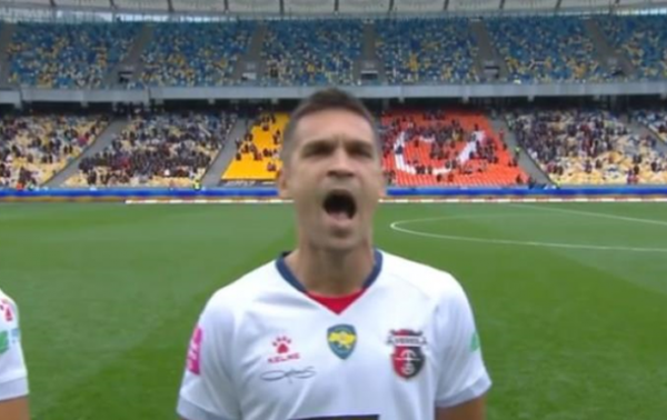 Игрок ФК Верес эмоционально исполнил гимн Украины перед матчем с Шахтером