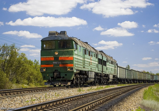 Под Киевом люди лезли под грузовым поездом, чтобы успеть на электричку. Фото: gx.net.ua