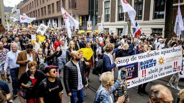 В Нидерландах люди протестуют против COVID-паспортов