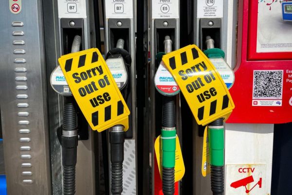 Дефицит бензина в Британии: водители паникуют, а на АЗС выстраиваются огромные очереди