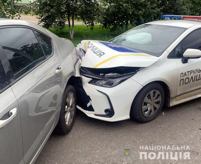 На Шулявке нетрезвый водитель врезался в полицейскую машину. Фото: полиция Киева