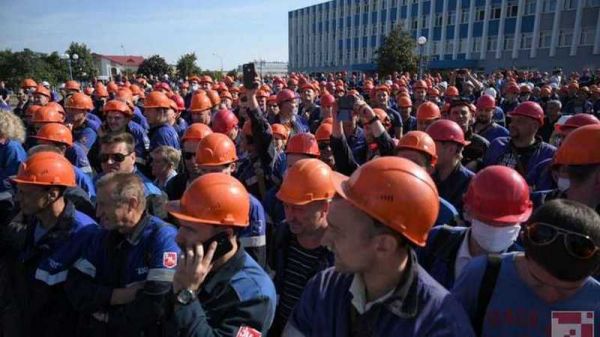 В Беларуси рабочие объявили бессрочную общенациональную забастовку