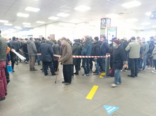 В Киеве в последний день перед локдауном в пунктах вакцинации выстроились очереди  - Новости на KP.UA
