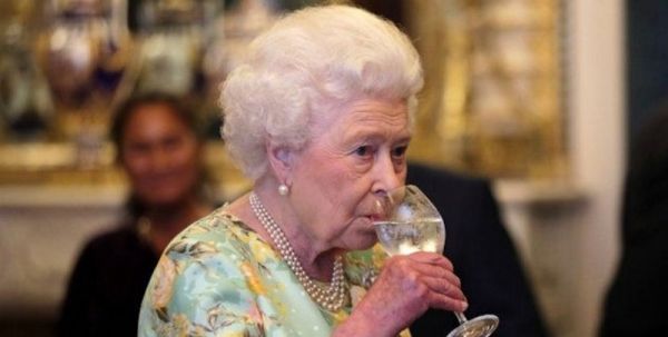 95-летней королеве Елизавете II придется бросить пить