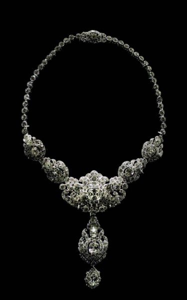 Как выглядит самое дорогое украшение в коллекции Елизаветы II