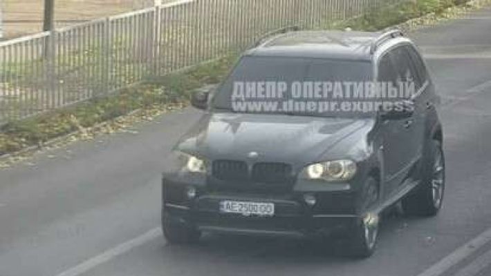 В селе под Днепром обстреляли двух мужчин и угнали у них BMW: подробности истории