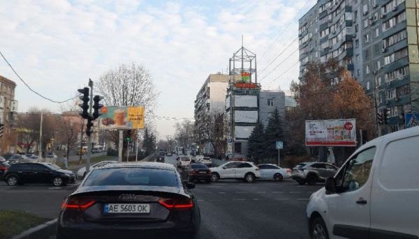 В центре Днепра столкнулись две легковушки: движение затруднено (Фото/Видео)