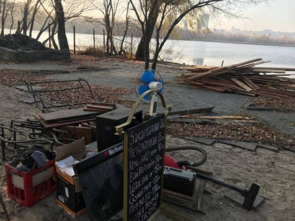 В Днепре на Набережной Победы демонтировали незаконное сооружение (Фото)
