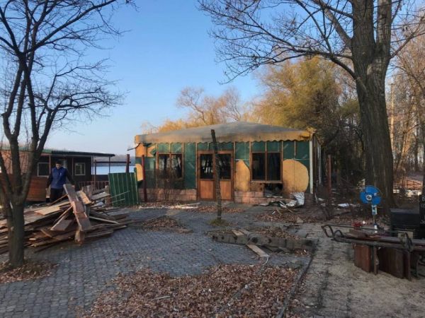 В Днепре на Набережной Победы демонтировали незаконное сооружение (Фото)
