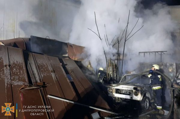 В Днепре пожар уничтожил имущество предприятия: сгорели три автомобиля