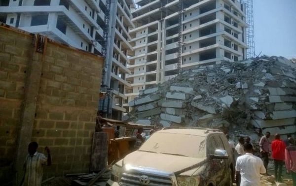 В Нигерии обвалилось 21-этажное элитное здание: под завалами около 100 человек. Видео