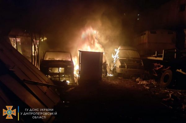 В Днепре пожар уничтожил имущество предприятия: сгорели три автомобиля