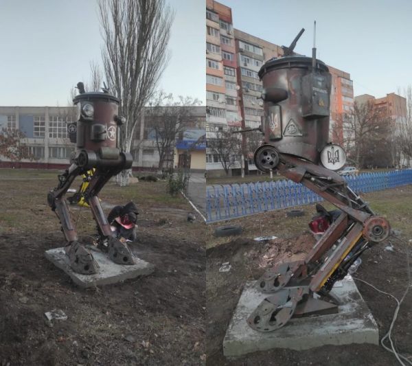 Шагоход из «Звездных войн»: в Бердянске заметили необычную скульптуру (Фото)