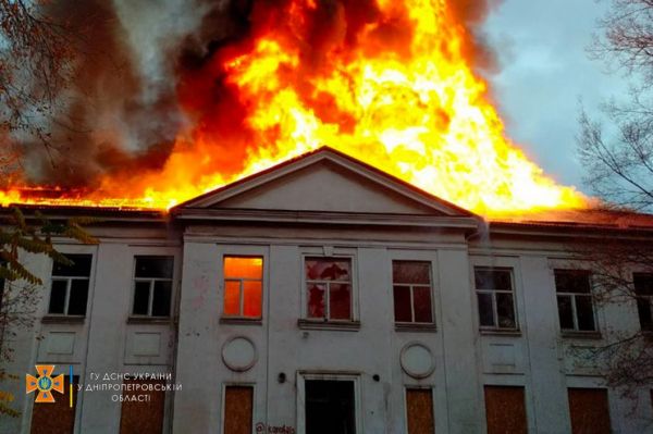 Тушили более четырех часов: в Кривом Роге сгорело здание заброшенной школы