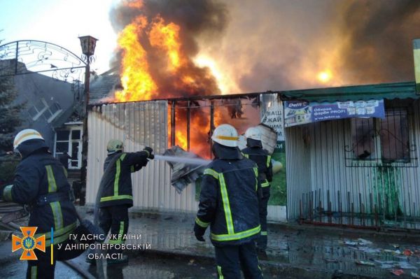 В Каменском сгорели магазин, кафе и склад секонд-хенда (Фото/Видео)