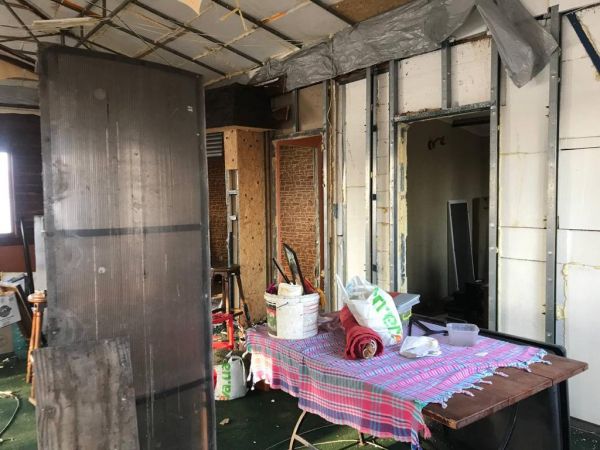 В Днепре на Набережной Победы демонтировали незаконное сооружение (Фото)