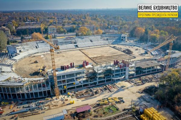 В Кривом Роге на стадионе «Металлург» создают гибридное футбольное поле (Фото)