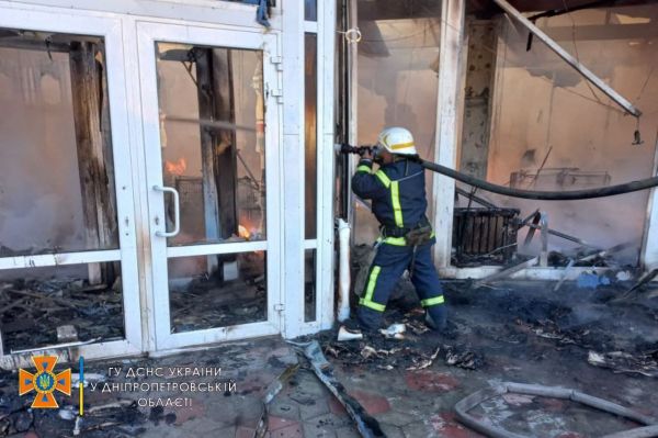 В Каменском сгорели магазин, кафе и склад секонд-хенда (Фото/Видео)