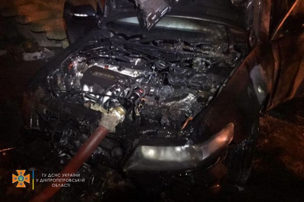Сезон пожаров: в Кривом Роге сгорели сразу два легковых автомобиля (Фото)