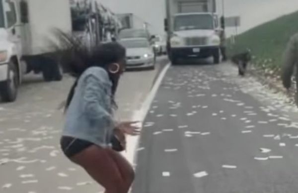 В CША трассу возле Сан-Диего засыпало долларовыми купюрами (Видео)