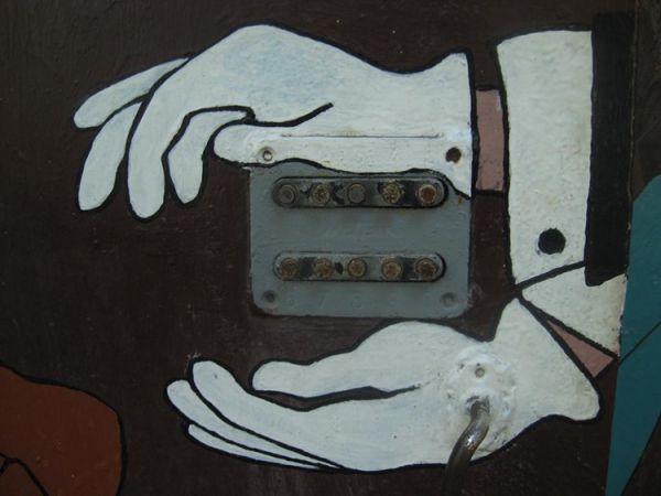 В Каменском стены подъезда украсили рисунками из мультфильмов (Фото)
