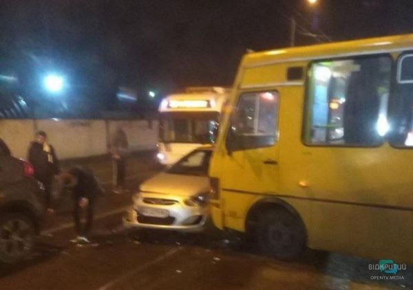 В Днепре возле Каравана произошло тройное ДТП: есть пострадавшие