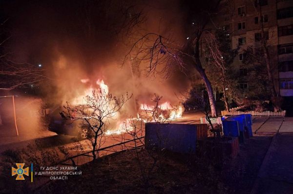 В Каменском во дворе дома дотла сгорели две легковушки