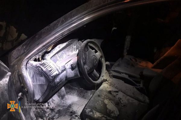 Сезон пожаров: в Кривом Роге сгорели сразу два легковых автомобиля (Фото)