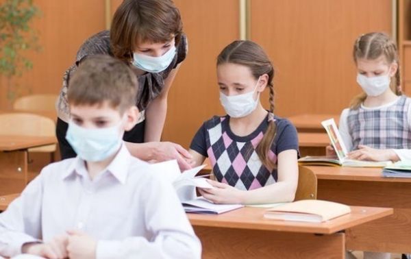 В Украине отстранили 2800 непривитых учителей