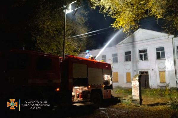 Тушили более четырех часов: в Кривом Роге сгорело здание заброшенной школы